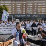 Centenares de médicos piden a Sanidad un estatuto diferente con horarios y salarios justos