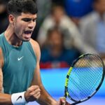 Alcaraz supera el apagón para seguir vivo en Doha