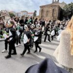 Los escolares abren el Antroxu de la Villa: cientos de alumnos protagonizan un animado desfile por el centro urbano