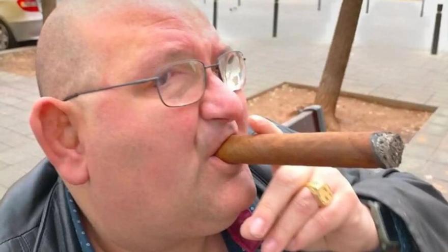 El «Dandy de Barcelona» la lía en una discoteca de Asturias: gran polémica por sus vivas a Franco ante decenas de jóvenes seguidores