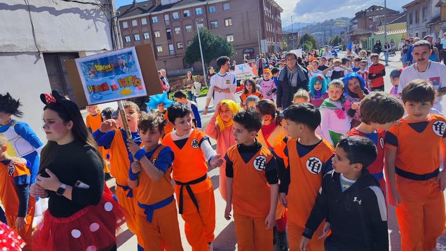 Multitudinario Antroxu de los colegios de Grado, con desfiles por las calles de la villa