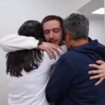 Así ha sido el emotivo encuentro de los rehenes liberados por Hamás con sus familiares