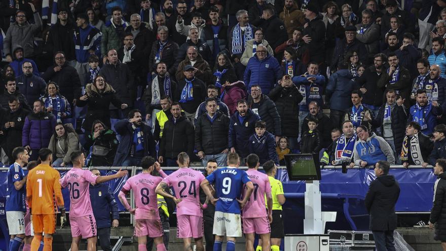 La Liga denuncia cánticos en el Tartiere contra el árbitro del Oviedo-Eldense: “Árbitro valiente, valiente….”