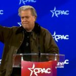 Steve Bannon replica el saludo nazi en una cumbre política ultraconservadora