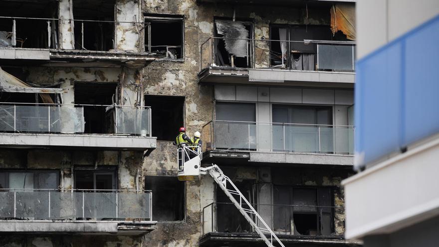 La DANA destruyó dos pruebas esenciales del incendio de Campanar: el motor de la nevera donde se originó y los paneles de la fachada