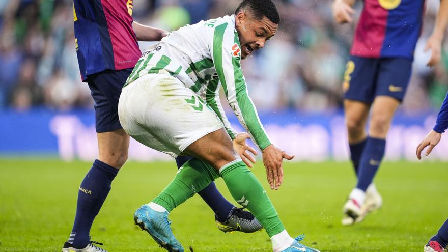 Vitor Roque: traspaso firmado, adiós al Betis sin entrenar y viaje a Brasil este viernes