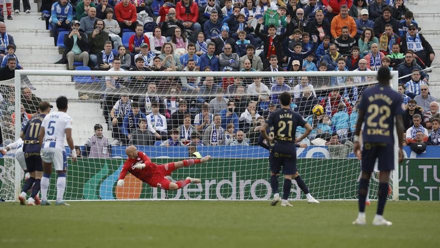 El Leganés y el Alavés firman un angustioso empate con tres penaltis y seis goles