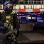 Un herido grave al ser apuñalado junto al monumento a las víctimas del Holocausto de Berlín