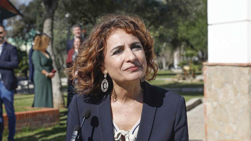 María Jesús Montero se ausenta del Congreso en pleno asedio por la tributación del SMI