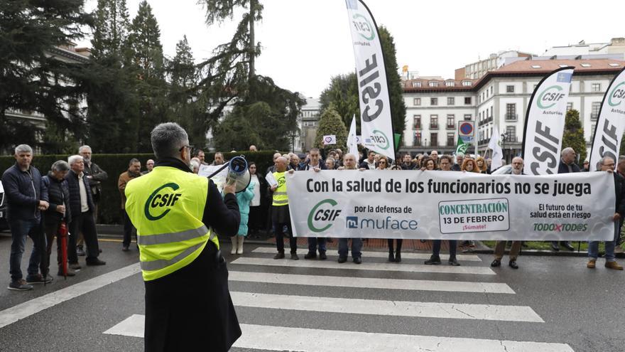 VÍDEO: El CSIF se manifiesta en Oviedo por la defensa de Muface