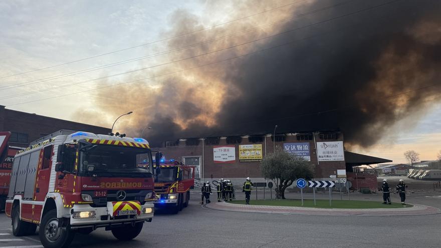 Un gran incendio arrasa una nave de 12.000 metros cuadrados en el polígono madrileño de Cobo Calleja