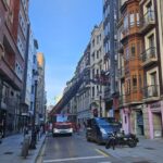 Los bomberos retiran las letras del céntrico edificio Roma en Gijón