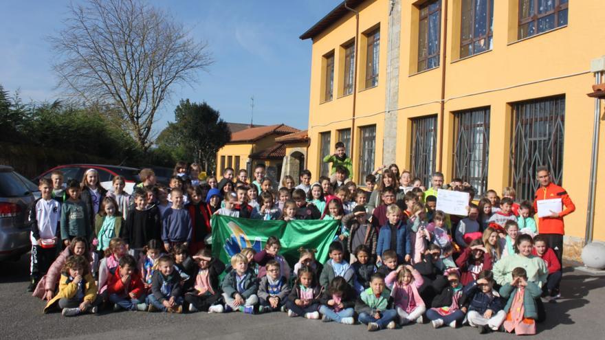 Una clase de solidaridad: los niños del colegio de San Cucao recaudan más de mil euros para la lucha contra la ELA