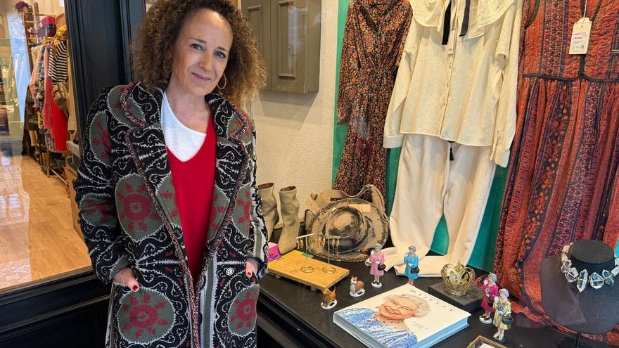 La Villaviciosa más «british»: así es el particular homenaje de una comerciante maliayesa a la reina Isabel II