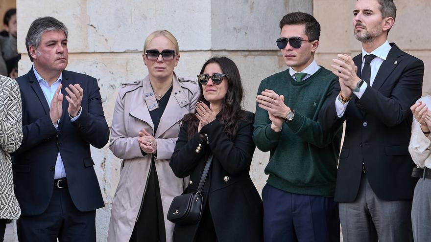 La mujer e hijos de Arturo Torró presentes en el homenaje del ayuntamiento de Gandía