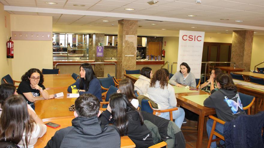 ¿Qué sabes de Ciencia?: Investigadoras del CSIC muestran su trabajo a los estudiantes de Mieres
