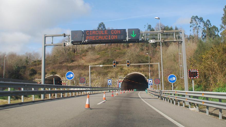 Ya está cerrado al tráfico (hasta finales de abril) un tubo del túnel de la Autovía del Cantábrico en Tezangos (Ribadesella)