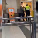 Un vigilante de seguridad destroza a mazazos las instalaciones de la estación de Feve en Santander