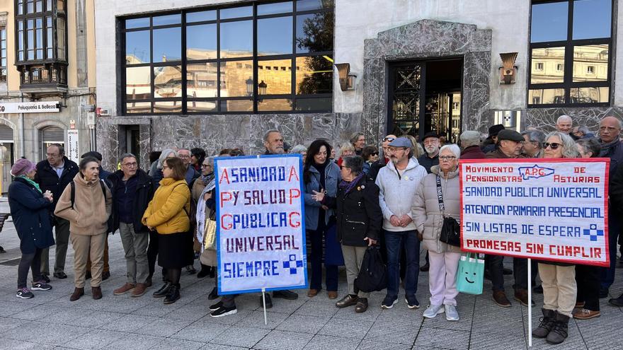 Usuarios piden en Oviedo la exclusividad de los médicos: «Que tengan dos actividades se traduce en listas de espera»