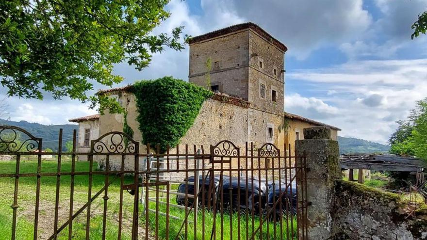 Primeros pasos para rehabilitar el palacio de Aramil, con reuniones, visitas y obras a la vista
