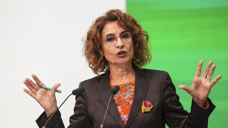 Montero calcula que adaptar el IRPF al nuevo salario mínimo restaría hasta 2.000 millones al fisco