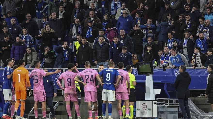 El veredicto de dos árbitros internacionales sobre la polémica del Oviedo-Eldense: «Lo llamativo es que el árbitro haga la sugerencia»