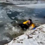 Espectacular rescate a un perro atrapado en las aguas congeladas de un estanque de Missouri