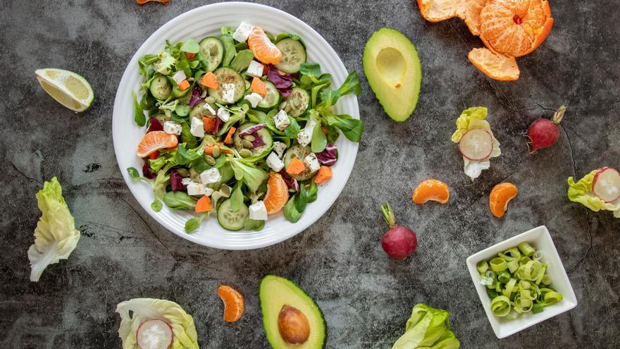 Más allá de la lechuga y el tomate: así se prepara la ensalada perfecta según los nutricionistas
