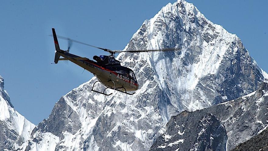 Polémica: 6.000 helicópteros turísticos sobrevuelan el Everest cada temporada