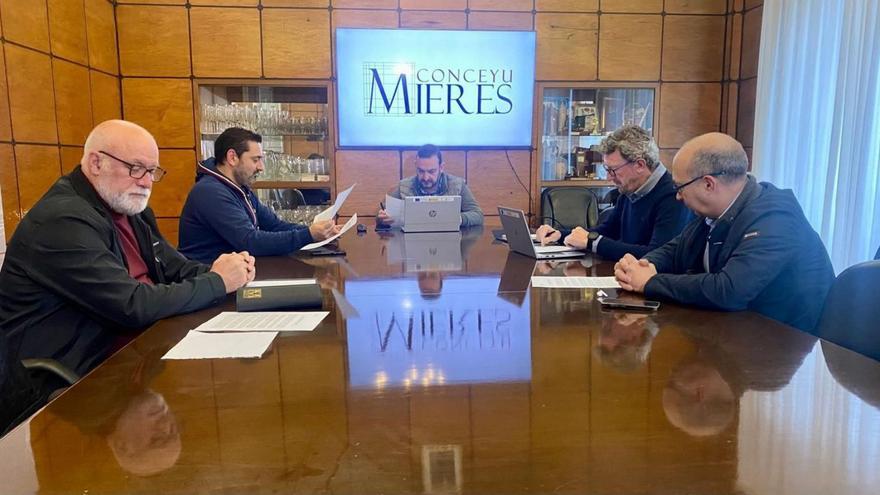 La «guerra de pastos» en Pinos: IU, PP, PSOE y Vox se unen para evitar que León expulse al ganado de Mieres