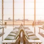 El triste testimonio de un joven brasileño que lleva dos meses viviendo en el aeropuerto: «Nosotros representamos la miseria»