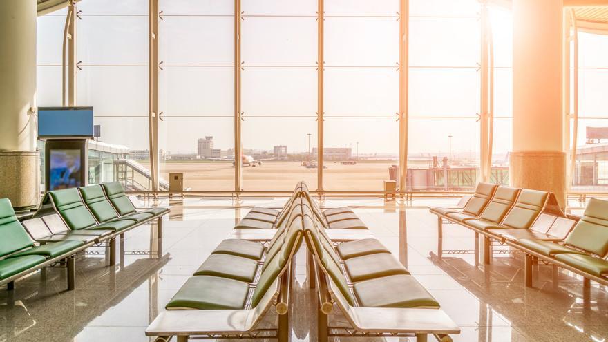El triste testimonio de un joven brasileño que lleva dos meses viviendo en el aeropuerto: «Nosotros representamos la miseria»