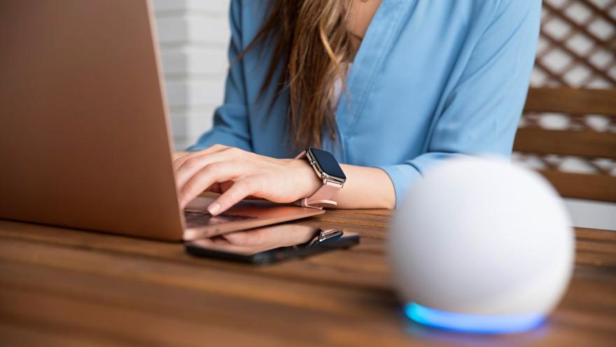 Asistentes virtuales, televisores inteligentes, robots de limpieza… ¿Nos espían en casa?