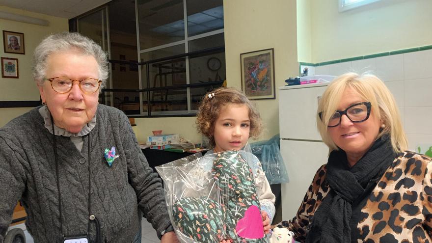 En imágenes, la cita solidaria de los cojines con corazón de Siero