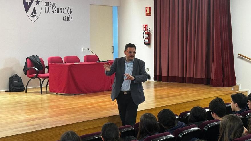 Charla del ingeniero químico Jorge Álvarez en el colegio La Asunción de Gijón