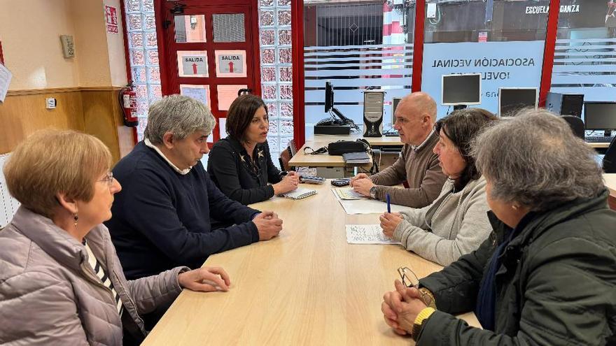 Más mantenimiento del mobiliario urbano y un elevador para su sede, peticiones de la asociación vecinal «Jovellanos»