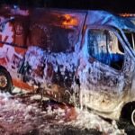 Arden dos furgonetas y un tendejón de madrugada en un pueblo de Castrillón