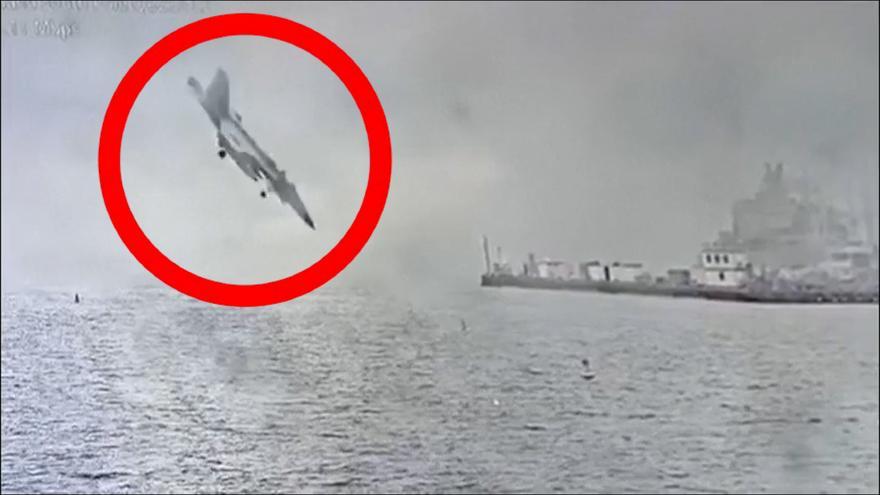 Un avión militar impacta brutalmente en la bahía de San Diego, California