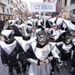 El confeti de los escolinos riega Avilés de color y vence a la lluvia