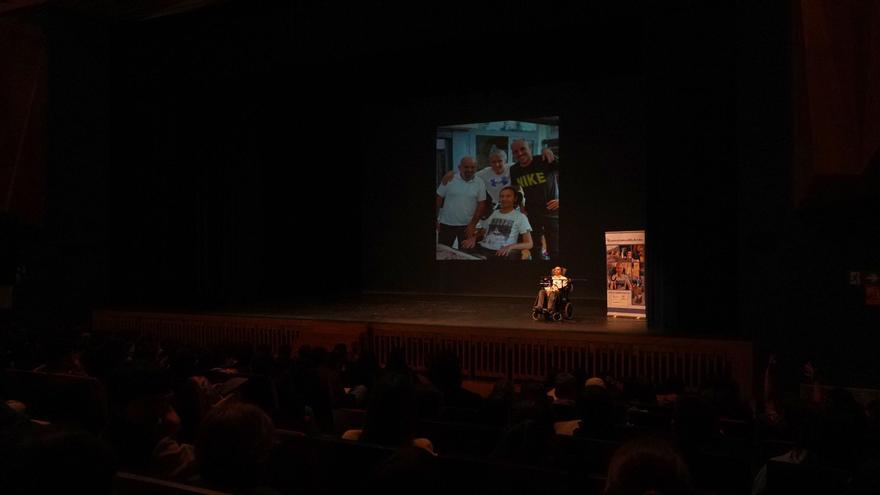 José Luis Capitán, «Capi», explica su día a día  con ELA en una charla ante más de 600 escolares de Siero