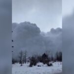 Una gran avalancha de nieve sorprende a unos senderistas en medio de la montaña en China