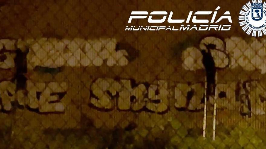 Habla la Policía del grafiti: «Algunos exponen en ARCO por la mañana y por la noche salen a pintar cualquier fachada»