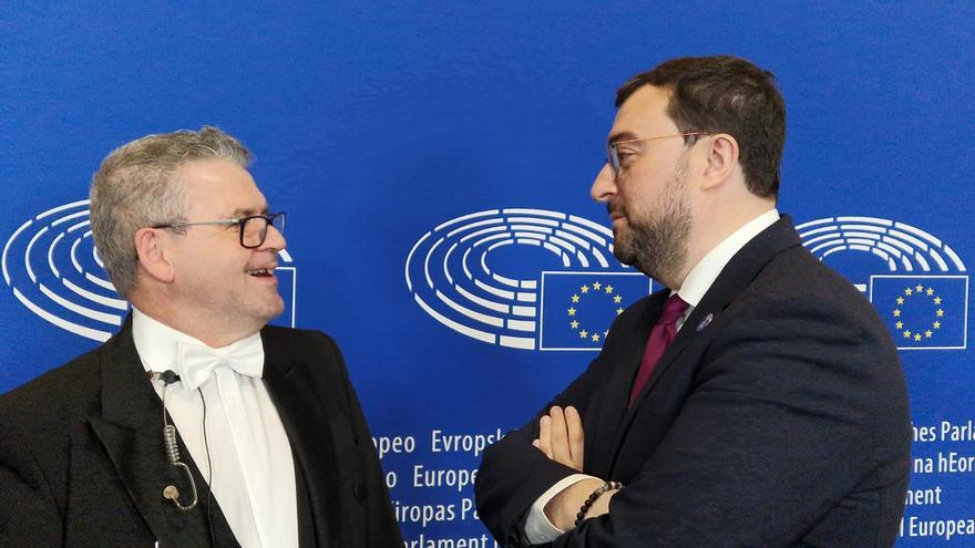 Andrés Fernández, hijo de un exiliado político asturiano: un ujier de El Berrón en el Parlamento Europeo que antes fue enfermero y químico
