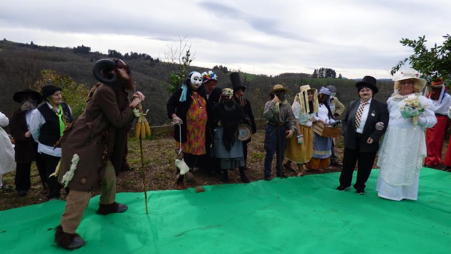 Los guilandeiros animan con sus bromas y su casorio los pueblos de Tineo