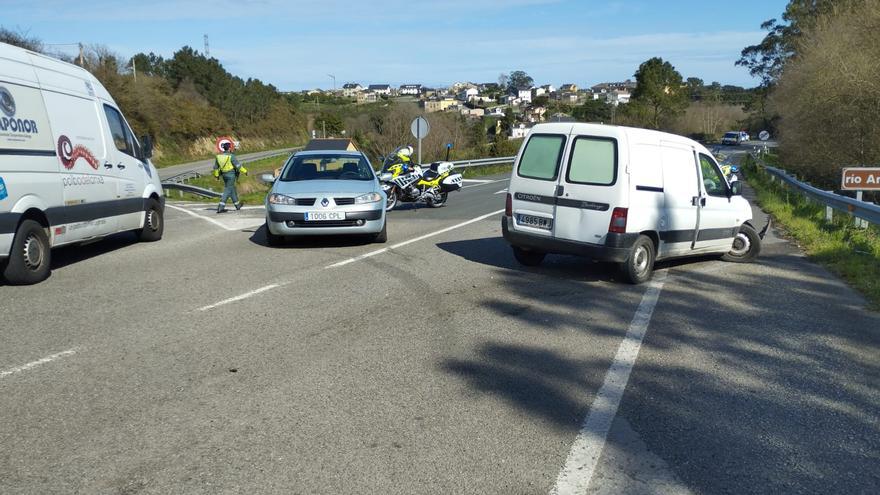 Tres heridos leves tras un nuevo accidente en este peligroso cruce de Tapia