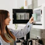 Así se limpia, paso a paso, el electrodoméstico más utilizado en el hogar: el microondas