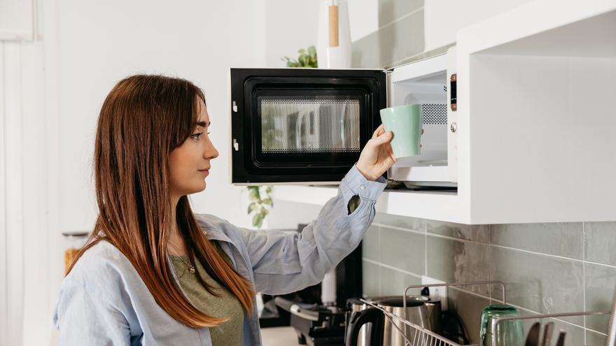 Así se limpia, paso a paso, el electrodoméstico más utilizado en el hogar: el microondas