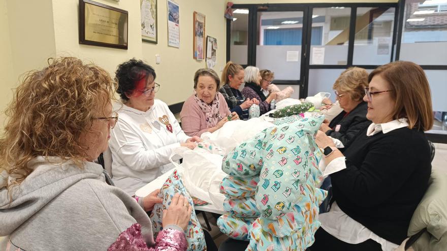 Cojines con mucho corazón en Siero: «Cosemos hasta que el material se nos acaba»