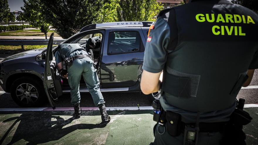 Si te paran, ¿te pueden ‘desmontar el chiringuito’? Las claves sobre si es legal que te registren el vehículo