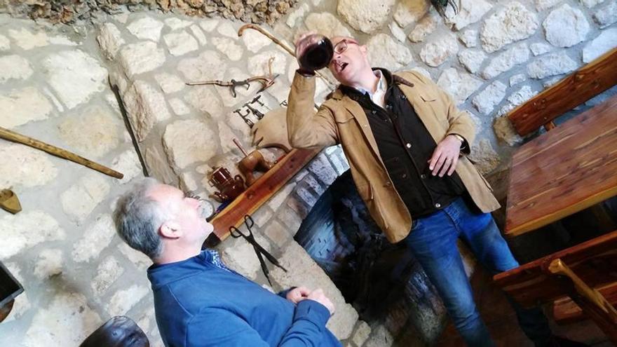 Un pueblo de Burgos triunfa organizando un ‘First Dates’ en una bodega: «Se ha apuntado gente hasta de Barcelona»